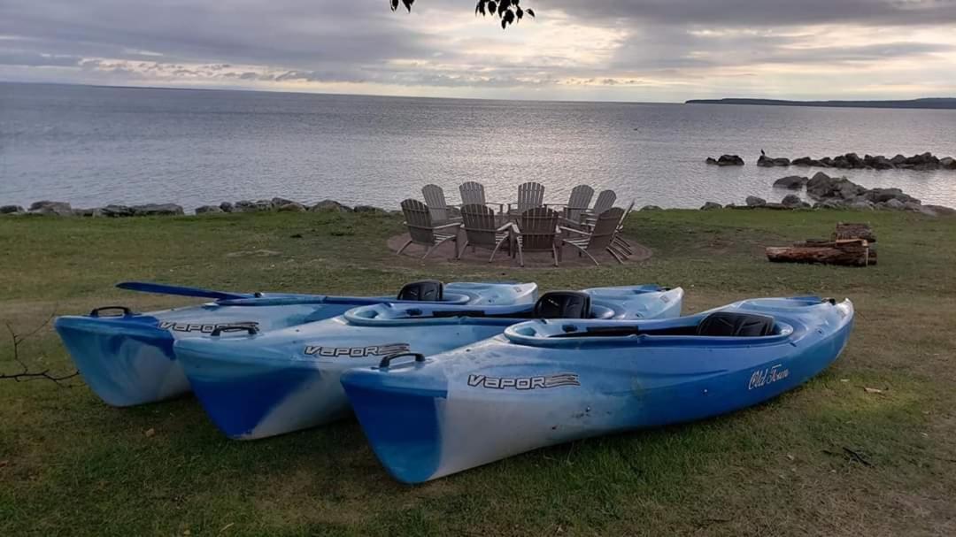 Baymont By Wyndham St. Ignace Lakefront Eksteriør bilde