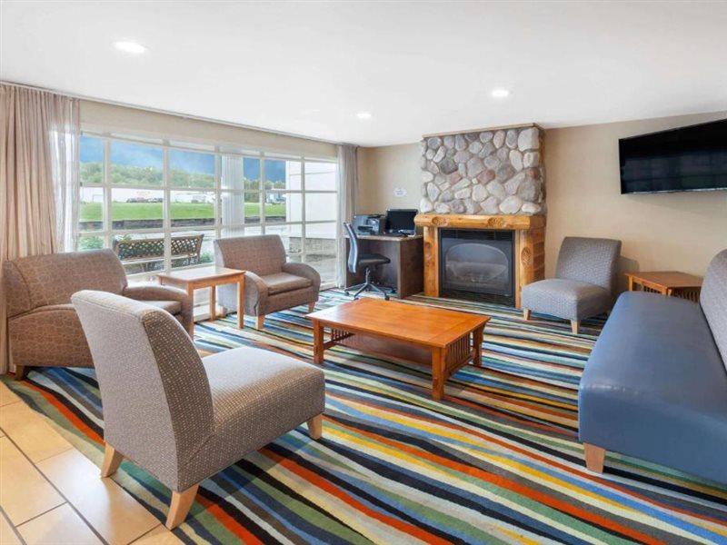 Baymont By Wyndham St. Ignace Lakefront Eksteriør bilde