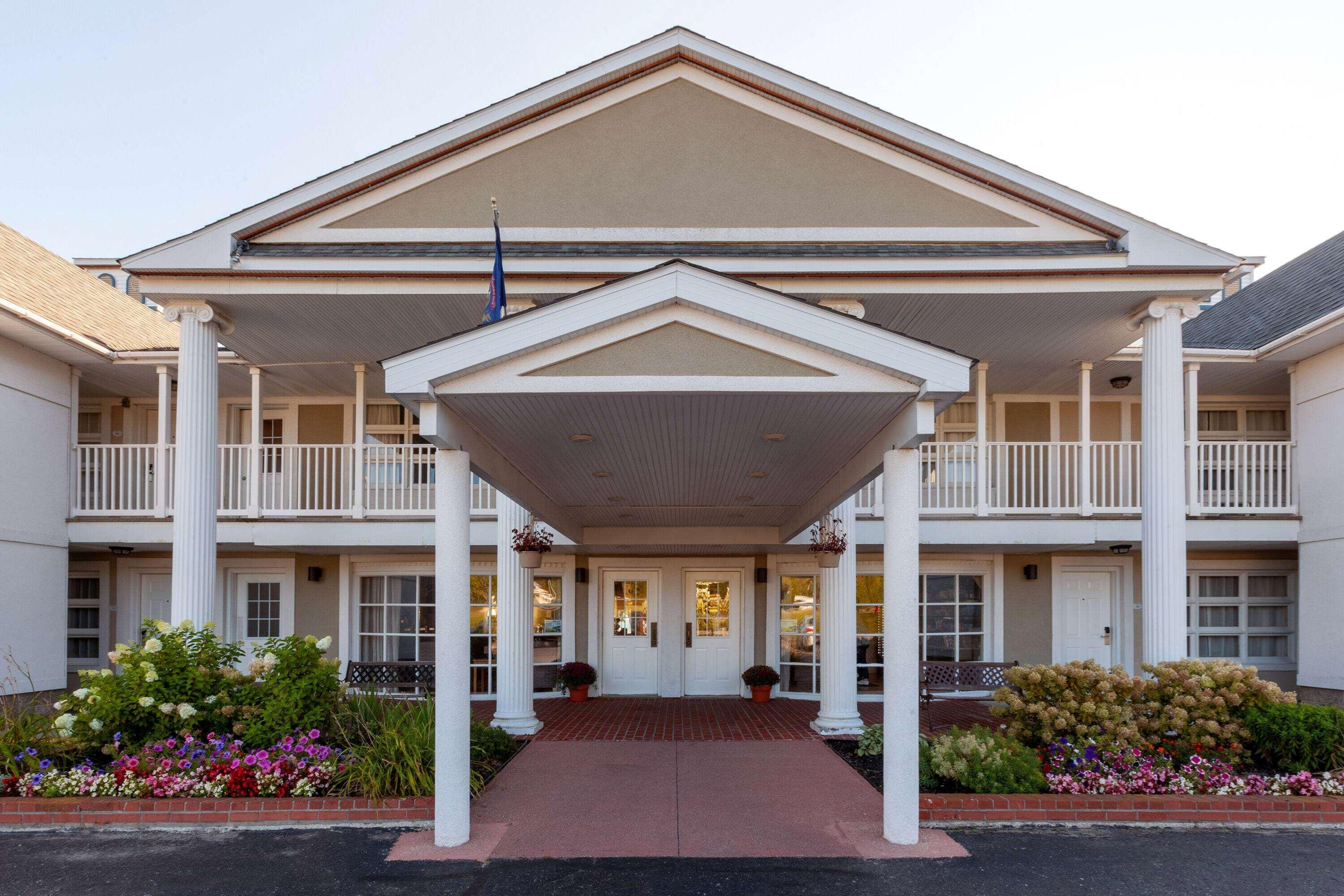 Baymont By Wyndham St. Ignace Lakefront Eksteriør bilde