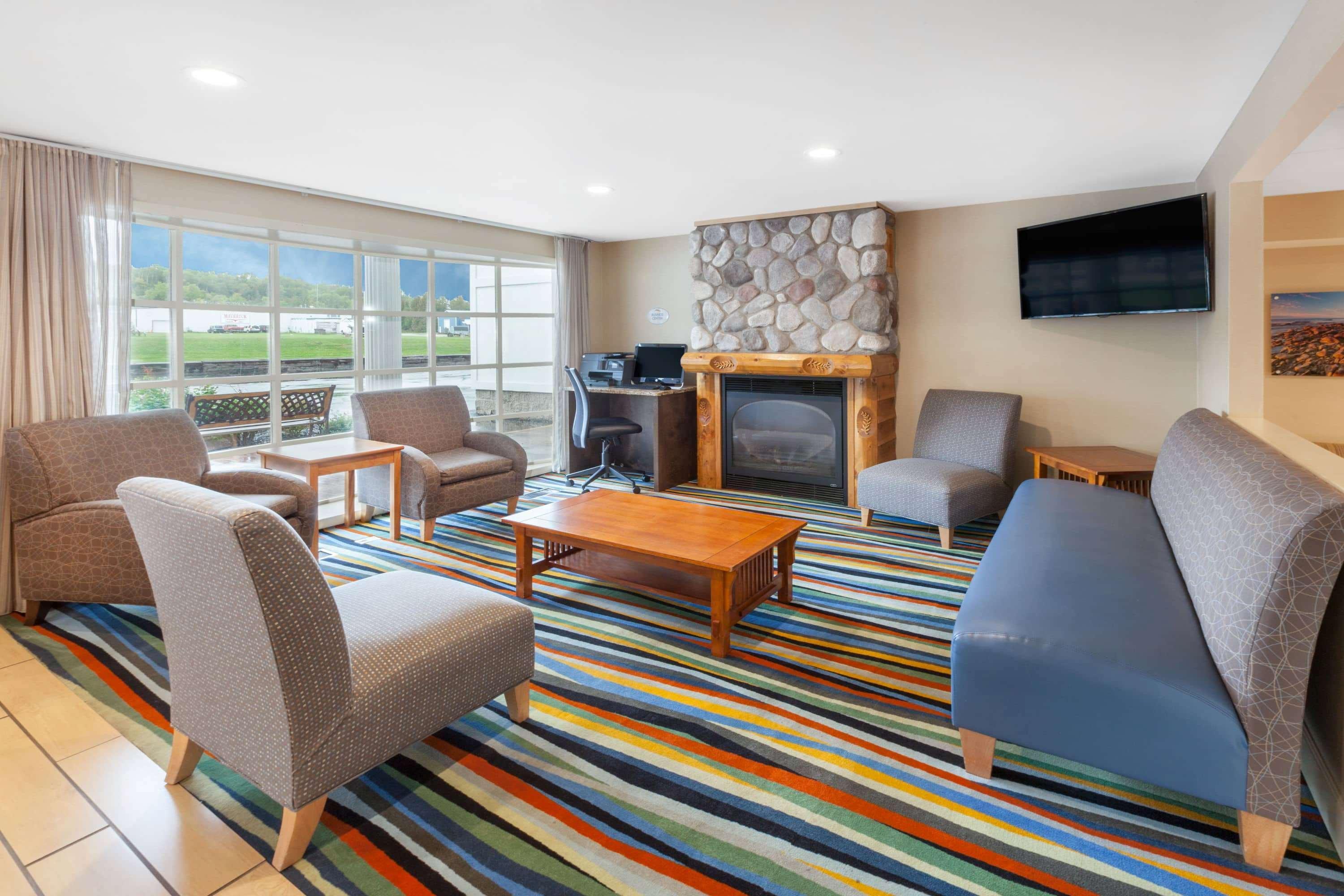 Baymont By Wyndham St. Ignace Lakefront Eksteriør bilde