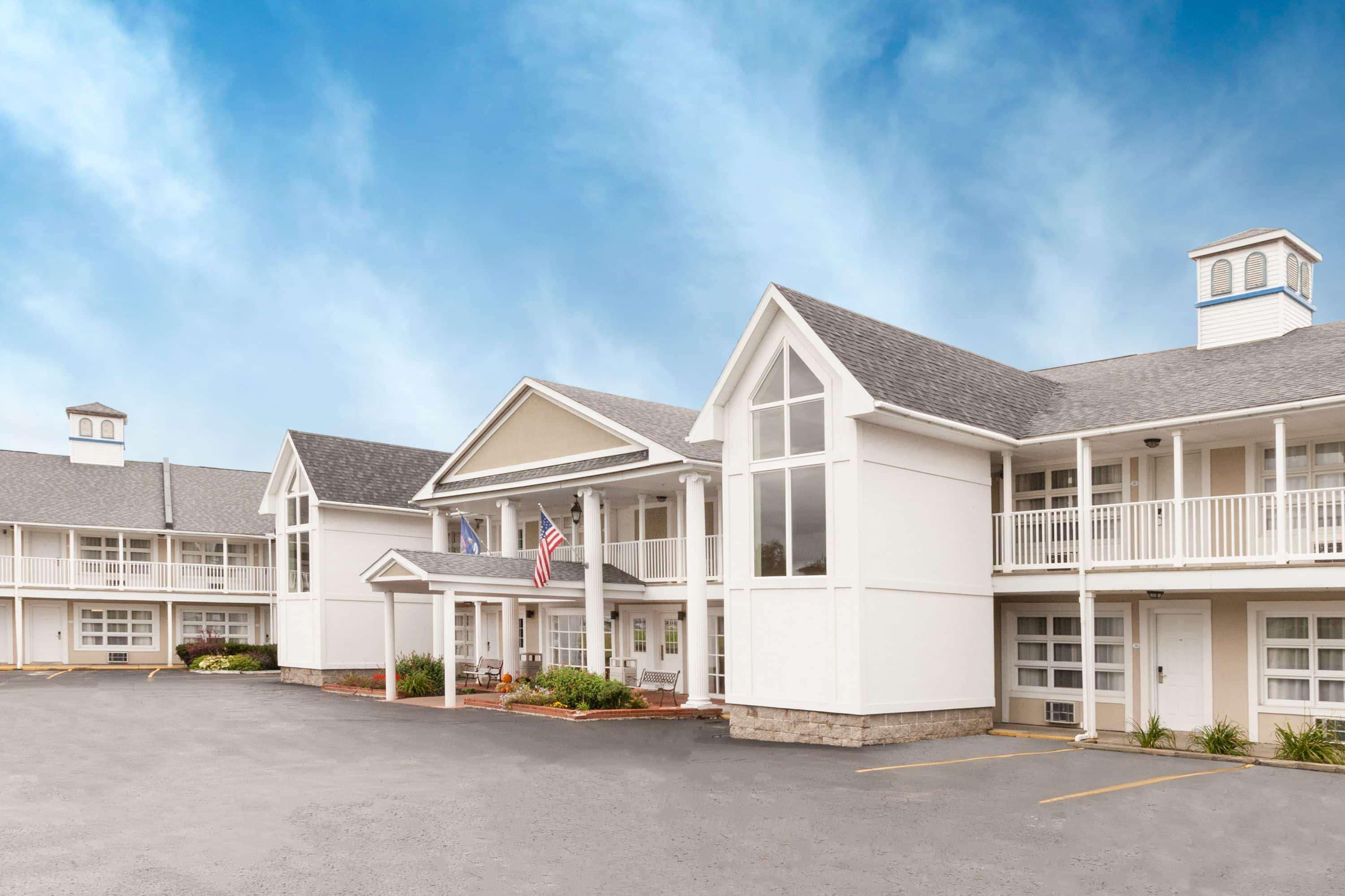 Baymont By Wyndham St. Ignace Lakefront Eksteriør bilde