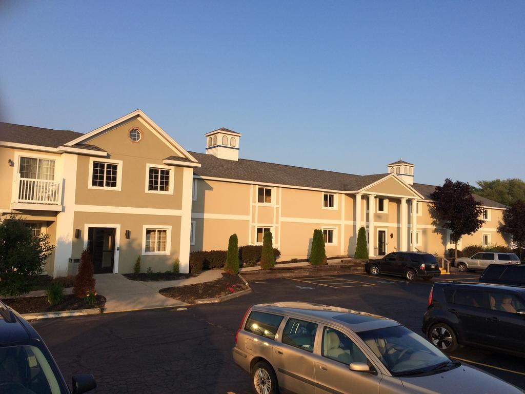 Baymont By Wyndham St. Ignace Lakefront Eksteriør bilde