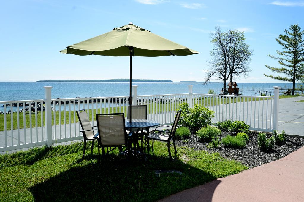 Baymont By Wyndham St. Ignace Lakefront Eksteriør bilde