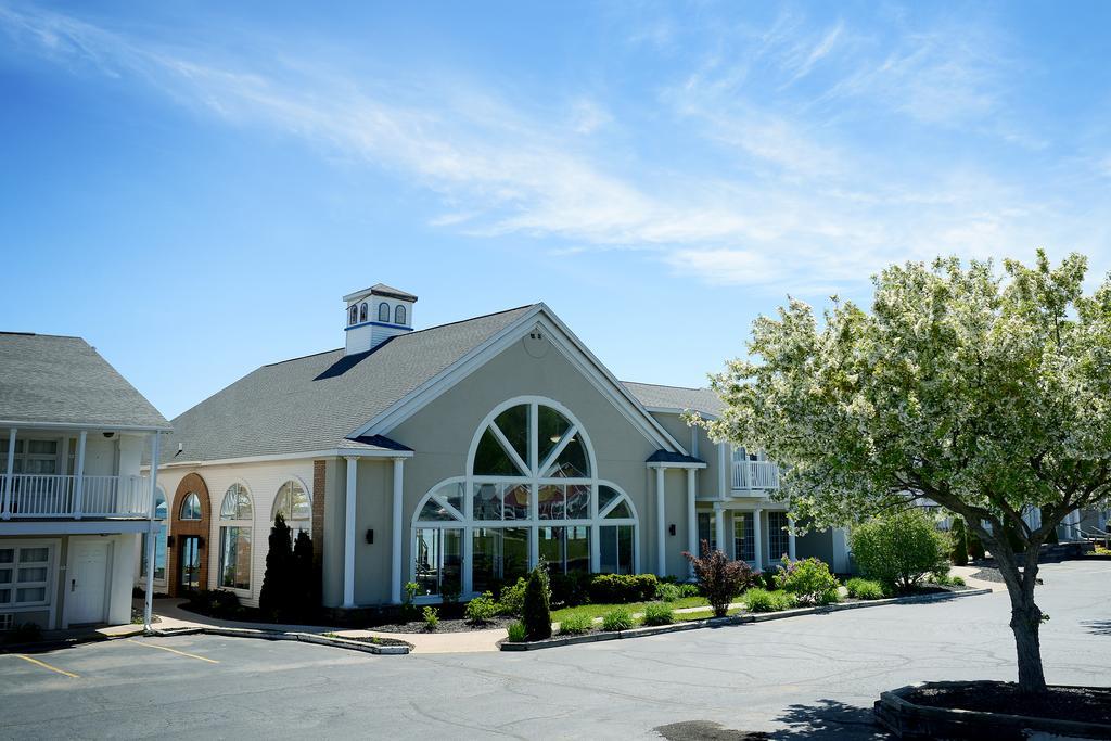 Baymont By Wyndham St. Ignace Lakefront Eksteriør bilde