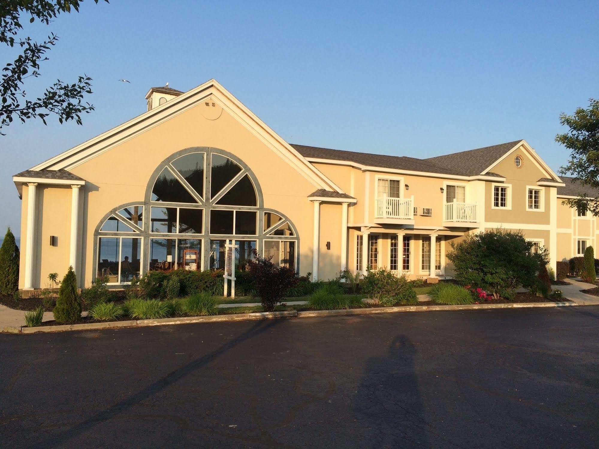 Baymont By Wyndham St. Ignace Lakefront Eksteriør bilde