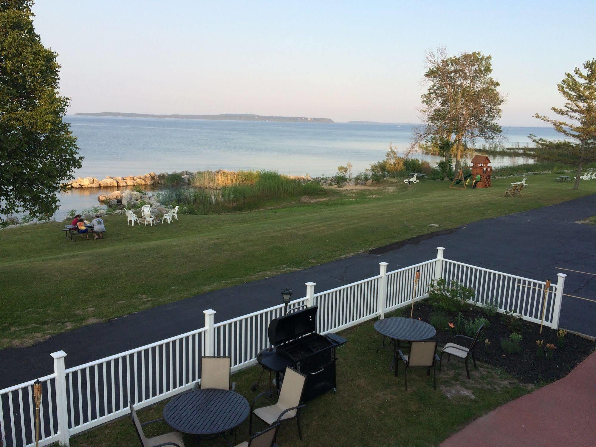 Baymont By Wyndham St. Ignace Lakefront Eksteriør bilde