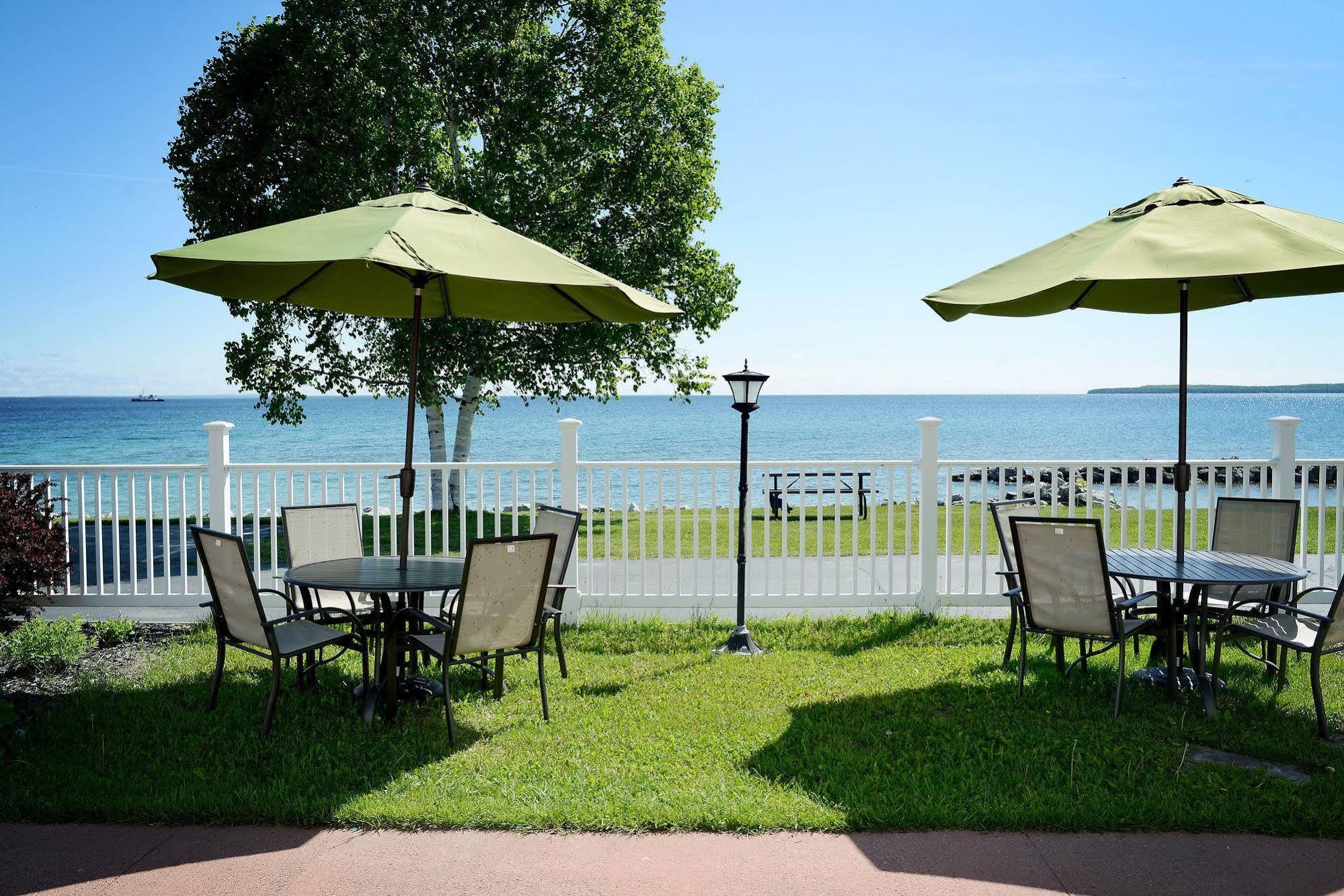Baymont By Wyndham St. Ignace Lakefront Eksteriør bilde