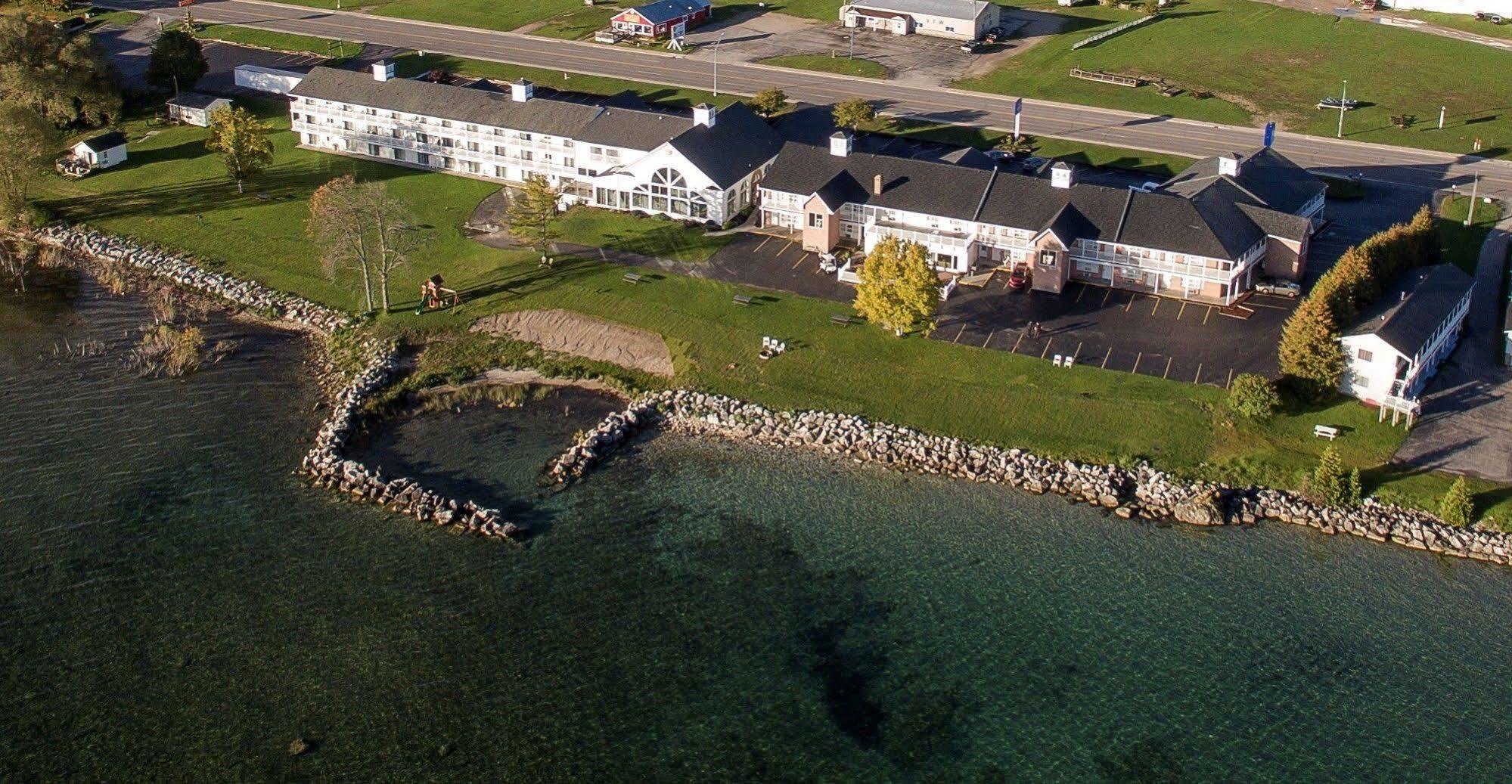 Baymont By Wyndham St. Ignace Lakefront Eksteriør bilde