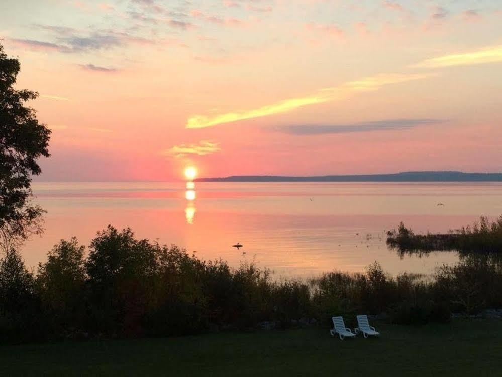 Baymont By Wyndham St. Ignace Lakefront Eksteriør bilde